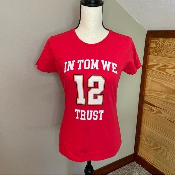 Port & Company Red In Tom We Trust Tampa Bay Buccaneers Short Sleeve Tee Small - Picture 1 of 7